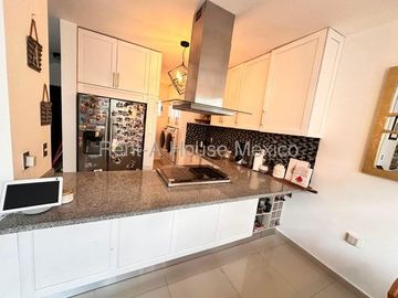 RENTA - Paseo San Junípero. Casa amueblada con sala de TV, 3 recámaras, amenidades