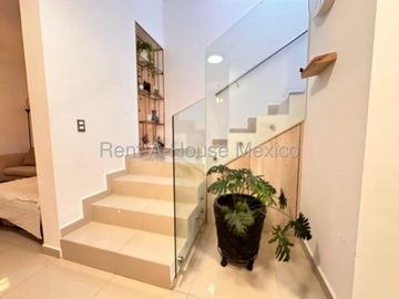RENTA - Paseo San Junípero. Casa amueblada con sala de TV, 3 recámaras, amenidades