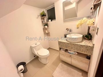 RENTA - Paseo San Junípero. Casa amueblada con sala de TV, 3 recámaras, amenidades