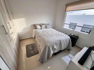 RENTA - Paseo San Junípero. Casa amueblada con sala de TV, 3 recámaras, amenidades