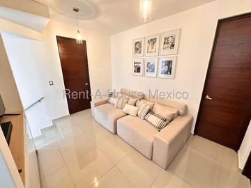 RENTA - Paseo San Junípero. Casa amueblada con sala de TV, 3 recámaras, amenidades