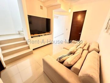 RENTA - Paseo San Junípero. Casa amueblada con sala de TV, 3 recámaras, amenidades