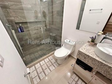 RENTA - Paseo San Junípero. Casa amueblada con sala de TV, 3 recámaras, amenidades