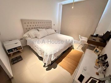 RENTA - Paseo San Junípero. Casa amueblada con sala de TV, 3 recámaras, amenidades