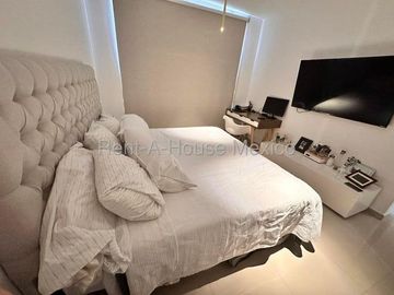 RENTA - Paseo San Junípero. Casa amueblada con sala de TV, 3 recámaras, amenidades