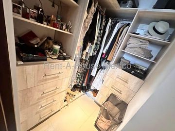 RENTA - Paseo San Junípero. Casa amueblada con sala de TV, 3 recámaras, amenidades