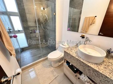 RENTA - Paseo San Junípero. Casa amueblada con sala de TV, 3 recámaras, amenidades