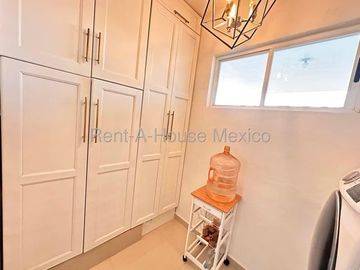 RENTA - Paseo San Junípero. Casa amueblada con sala de TV, 3 recámaras, amenidades