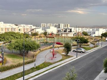 RENTA - Paseo San Junípero. Casa amueblada con sala de TV, 3 recámaras, amenidades