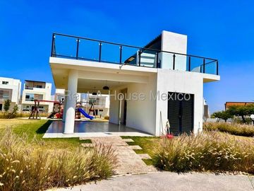 RENTA - Paseo San Junípero. Casa amueblada con sala de TV, 3 recámaras, amenidades
