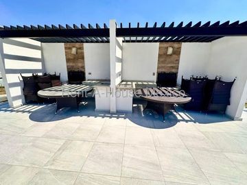 RENTA - Paseo San Junípero. Casa amueblada con sala de TV, 3 recámaras, amenidades