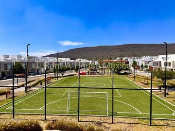 RENTA - Paseo San Junípero. Casa amueblada con sala de TV, 3 recámaras, amenidades