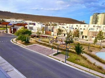 RENTA - Paseo San Junípero. Casa amueblada con sala de TV, 3 recámaras, amenidades