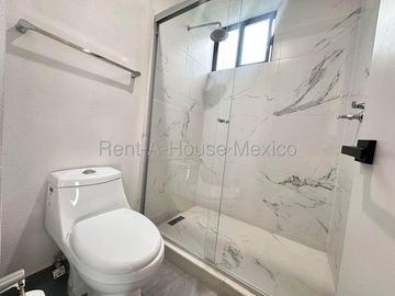 RENTA - Zibatá. Casa con roof garden, estudio, 3 recámaras, sala de TV