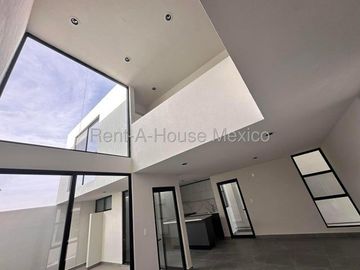 RENTA - Zibatá. Casa con roof garden, estudio, 3 recámaras, sala de TV