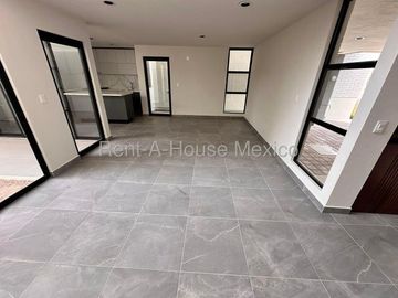 RENTA - Zibatá. Casa con roof garden, estudio, 3 recámaras, sala de TV