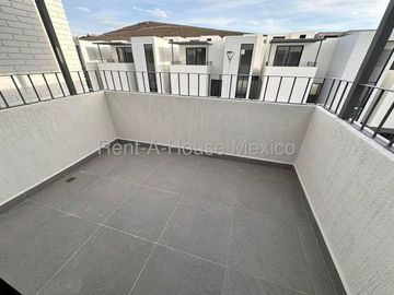 RENTA - Zibatá. Casa con roof garden, estudio, 3 recámaras, sala de TV