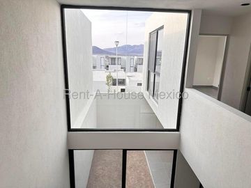 RENTA - Zibatá. Casa con roof garden, estudio, 3 recámaras, sala de TV
