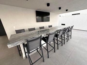 RENTA - Zibatá. Casa con roof garden, estudio, 3 recámaras, sala de TV