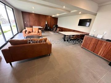 RENTA - Zibatá. Casa con roof garden, estudio, 3 recámaras, sala de TV