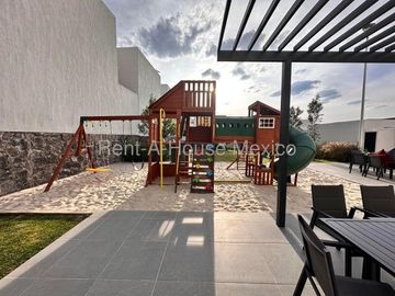 RENTA - Zibatá. Casa con roof garden, estudio, 3 recámaras, sala de TV