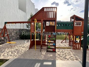 RENTA - Zibatá. Casa con roof garden, estudio, 3 recámaras, sala de TV