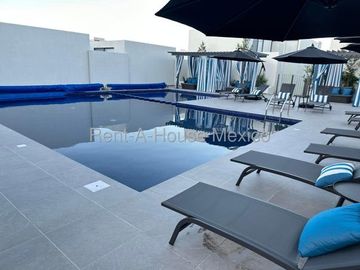 RENTA - Zibatá. Casa con roof garden, estudio, 3 recámaras, sala de TV