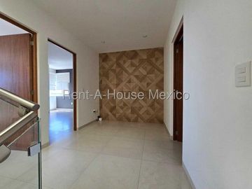 RENTA - Zibatá. Casa con roof garden, estudio, 3 recámaras