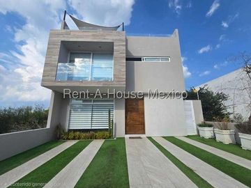 RENTA - Zibatá. Casa con roof garden, estudio, 3 recámaras