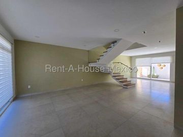 RENTA - Zibatá. Casa con roof garden, estudio, 3 recámaras