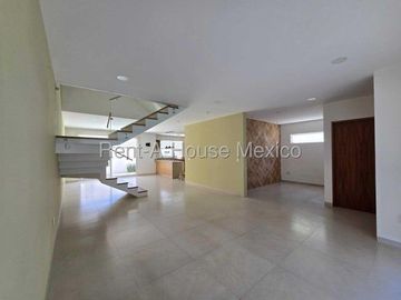 RENTA - Zibatá. Casa con roof garden, estudio, 3 recámaras