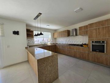 RENTA - Zibatá. Casa con roof garden, estudio, 3 recámaras