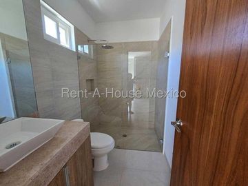 RENTA - Zibatá. Casa con roof garden, estudio, 3 recámaras