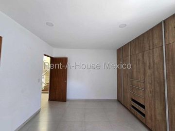 RENTA - Zibatá. Casa con roof garden, estudio, 3 recámaras