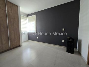 RENTA - Zibatá. Casa con roof garden, estudio, 3 recámaras
