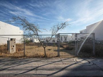 Cumbres del Lago Terreno Residencial en Fraccionamiento Totalmente Habitado SGU2066