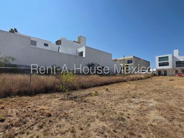 Cumbres del Lago Terreno Residencial en Fraccionamiento Totalmente Habitado SGU2066