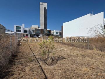 Cumbres del Lago Terreno Residencial en Fraccionamiento Totalmente Habitado SGU2066