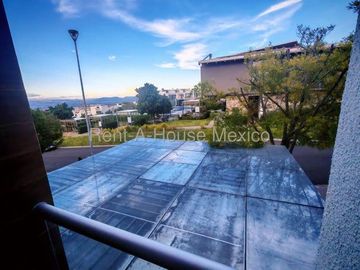 RENTA - Zibatá. Casa con amenidades, 3 recámaras, roof garden