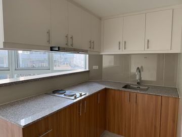 For Sale 1 Bedroom Suite Rent to Own Condo in Uptown Parksuites 2 BGC Taguig facing Mitsukoshi Mall