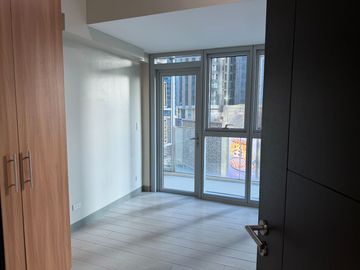 For Sale 1 Bedroom Suite Rent to Own Condo in Uptown Parksuites 2 BGC Taguig facing Mitsukoshi Mall