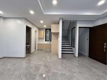 27M- 3 STOREY TOWNHOUSE w/ 4 BEDROOMS PLUS BUILT IN CLOSET, FOR SALE IN OBRERO, QUEZON CITY