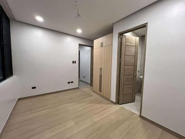 27M- 3 STOREY TOWNHOUSE w/ 4 BEDROOMS PLUS BUILT IN CLOSET, FOR SALE IN OBRERO, QUEZON CITY