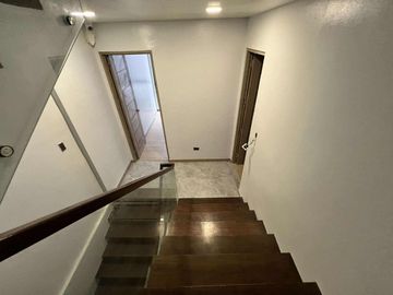 27M- 3 STOREY TOWNHOUSE w/ 4 BEDROOMS PLUS BUILT IN CLOSET, FOR SALE IN OBRERO, QUEZON CITY