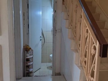 Rumah Minimalis Full Renovasi di Cluster South Thames JGC – Kitchen Set, AC 4 Unit, SHM