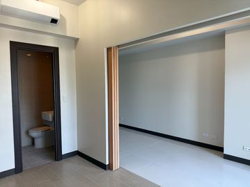 For Sale 1 Bedroom Rent to Own Condo in Uptown Parksuites 2 BGC Taguig facing Ortigas Skyline