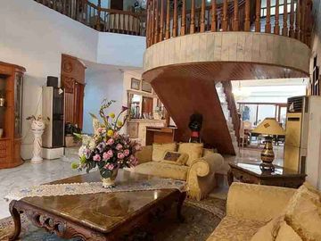 DIJUAL / DISEWA RUMAH POSISI HOEK AREA PREMIUM SELONG KEBAYORAN BARU JAKARTA SELATAN
SHM 
Luas Tanah: 732 m²
Luas Bangunan: 800 m²
Tipe: Single House
Kondisi: Secondary - Terawat
Bangunan: 2 Lantai
Hadap: Barat & Utara 
Kamar Tidur: 5 + 3 (art)
Kamar mandi: 7 + 1 (art)
Ruang tamu & ruang keluarga luas, Swimming Pool pribad Taman depan & belakang
Garasi 4 mobil Carport 2 mobil 
Sertifikat: SHGB (hingga 2031)
HARGA JUAL: 135 Miliar (nego)
HARGA SEWA Rp. 1,4 Milyard
 (minimal sewa 2 tahun)
Available: Oktober 2026
KEUNGGULAN UTAMA
Prime Location - dekat SCBD,  Senopati, pusat bisnis & lifestyle terbaik Jakarta
Posisi Hook (Sudut) - akses lebih luas & pencahayaan maksimal
Lingkungan elite, tenang & highly secured
Cocok untuk hunian pribadi, kantor, maupun investasi premium