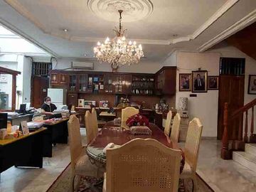 DIJUAL / DISEWA RUMAH POSISI HOEK AREA PREMIUM SELONG KEBAYORAN BARU JAKARTA SELATAN
SHM 
Luas Tanah: 732 m²
Luas Bangunan: 800 m²
Tipe: Single House
Kondisi: Secondary - Terawat
Bangunan: 2 Lantai
Hadap: Barat & Utara 
Kamar Tidur: 5 + 3 (art)
Kamar mandi: 7 + 1 (art)
Ruang tamu & ruang keluarga luas, Swimming Pool pribad Taman depan & belakang
Garasi 4 mobil Carport 2 mobil 
Sertifikat: SHGB (hingga 2031)
HARGA JUAL: 135 Miliar (nego)
HARGA SEWA Rp. 1,4 Milyard
 (minimal sewa 2 tahun)
Available: Oktober 2026
KEUNGGULAN UTAMA
Prime Location - dekat SCBD,  Senopati, pusat bisnis & lifestyle terbaik Jakarta
Posisi Hook (Sudut) - akses lebih luas & pencahayaan maksimal
Lingkungan elite, tenang & highly secured
Cocok untuk hunian pribadi, kantor, maupun investasi premium
