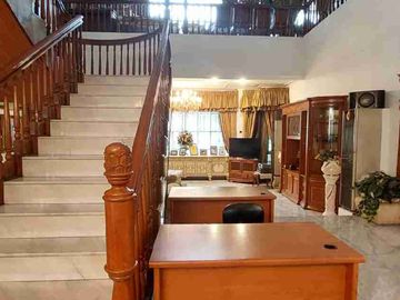 DIJUAL / DISEWA RUMAH POSISI HOEK AREA PREMIUM SELONG KEBAYORAN BARU JAKARTA SELATAN
SHM 
Luas Tanah: 732 m²
Luas Bangunan: 800 m²
Tipe: Single House
Kondisi: Secondary - Terawat
Bangunan: 2 Lantai
Hadap: Barat & Utara 
Kamar Tidur: 5 + 3 (art)
Kamar mandi: 7 + 1 (art)
Ruang tamu & ruang keluarga luas, Swimming Pool pribad Taman depan & belakang
Garasi 4 mobil Carport 2 mobil 
Sertifikat: SHGB (hingga 2031)
HARGA JUAL: 135 Miliar (nego)
HARGA SEWA Rp. 1,4 Milyard
 (minimal sewa 2 tahun)
Available: Oktober 2026
KEUNGGULAN UTAMA
Prime Location - dekat SCBD,  Senopati, pusat bisnis & lifestyle terbaik Jakarta
Posisi Hook (Sudut) - akses lebih luas & pencahayaan maksimal
Lingkungan elite, tenang & highly secured
Cocok untuk hunian pribadi, kantor, maupun investasi premium