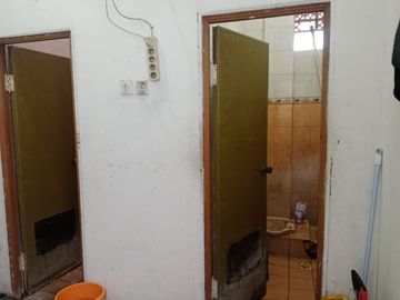 Dijual rumah kosan aktif di jalan utama, pondok Pekayon indah.